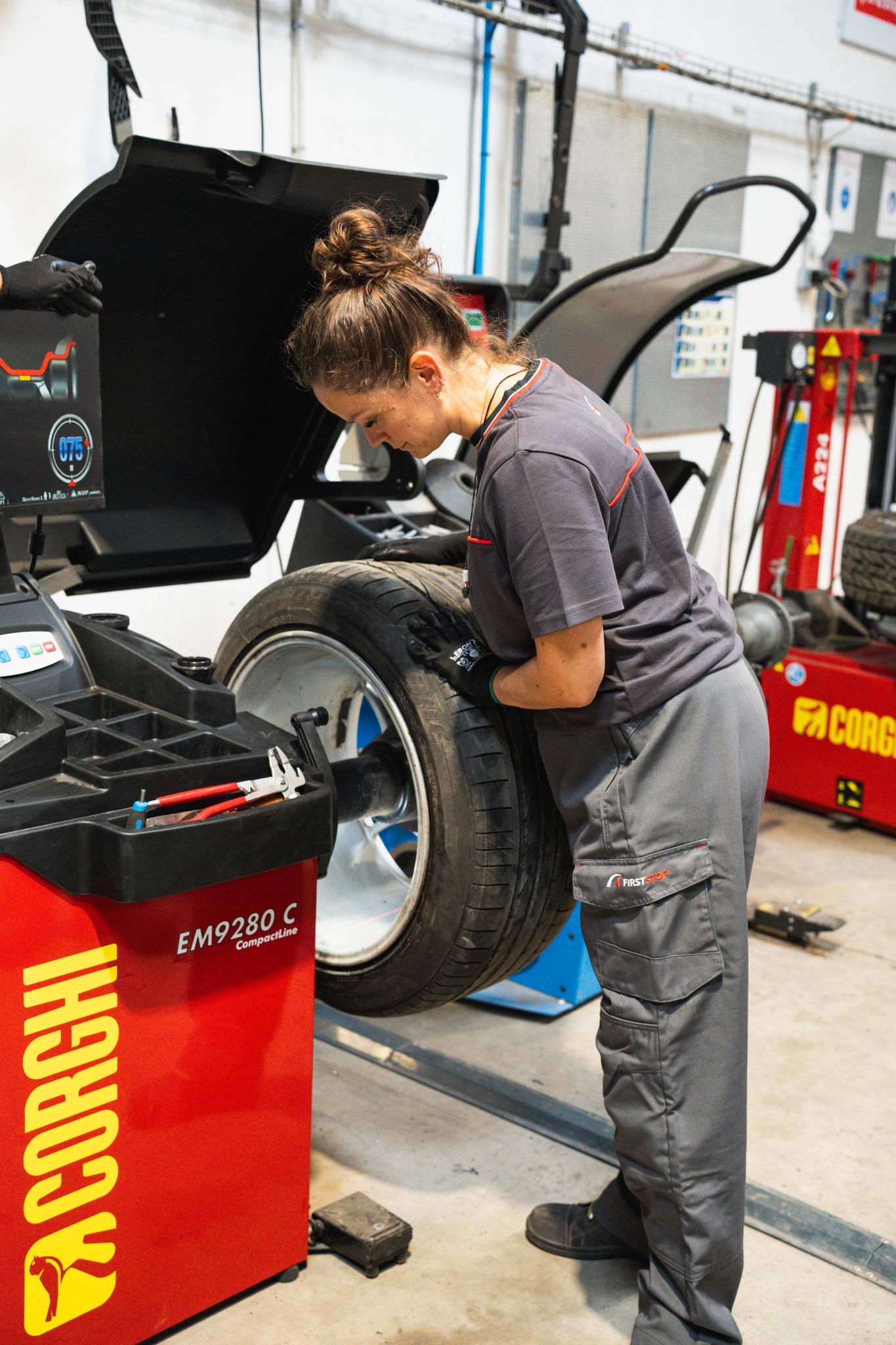 Meccanica bilancia pneumatico con macchina in officina