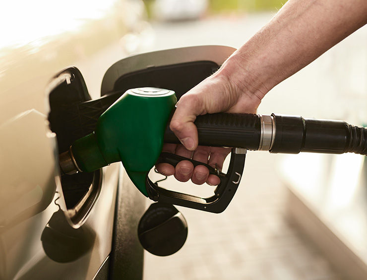 uomini seduti a un tavolo che guardano un computer portatile