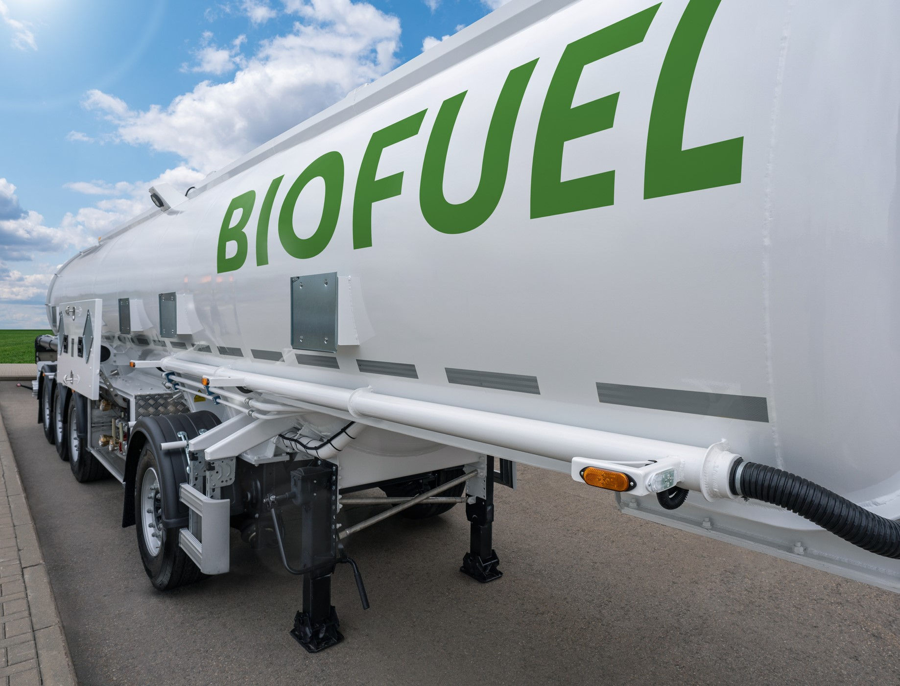 uomo consulta uno smartphone