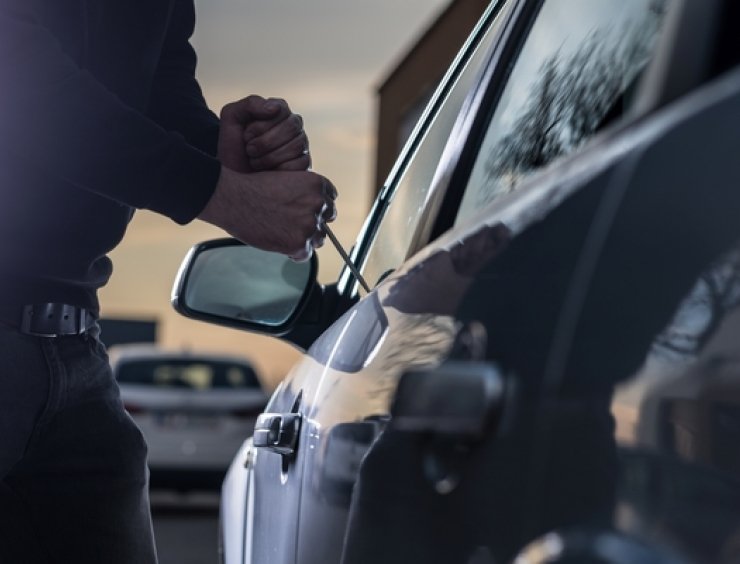 ladro di auto prova a rubare un veicolo