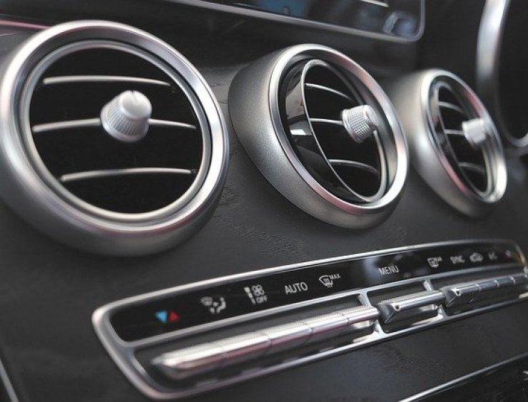 Console centrale di un'auto moderna