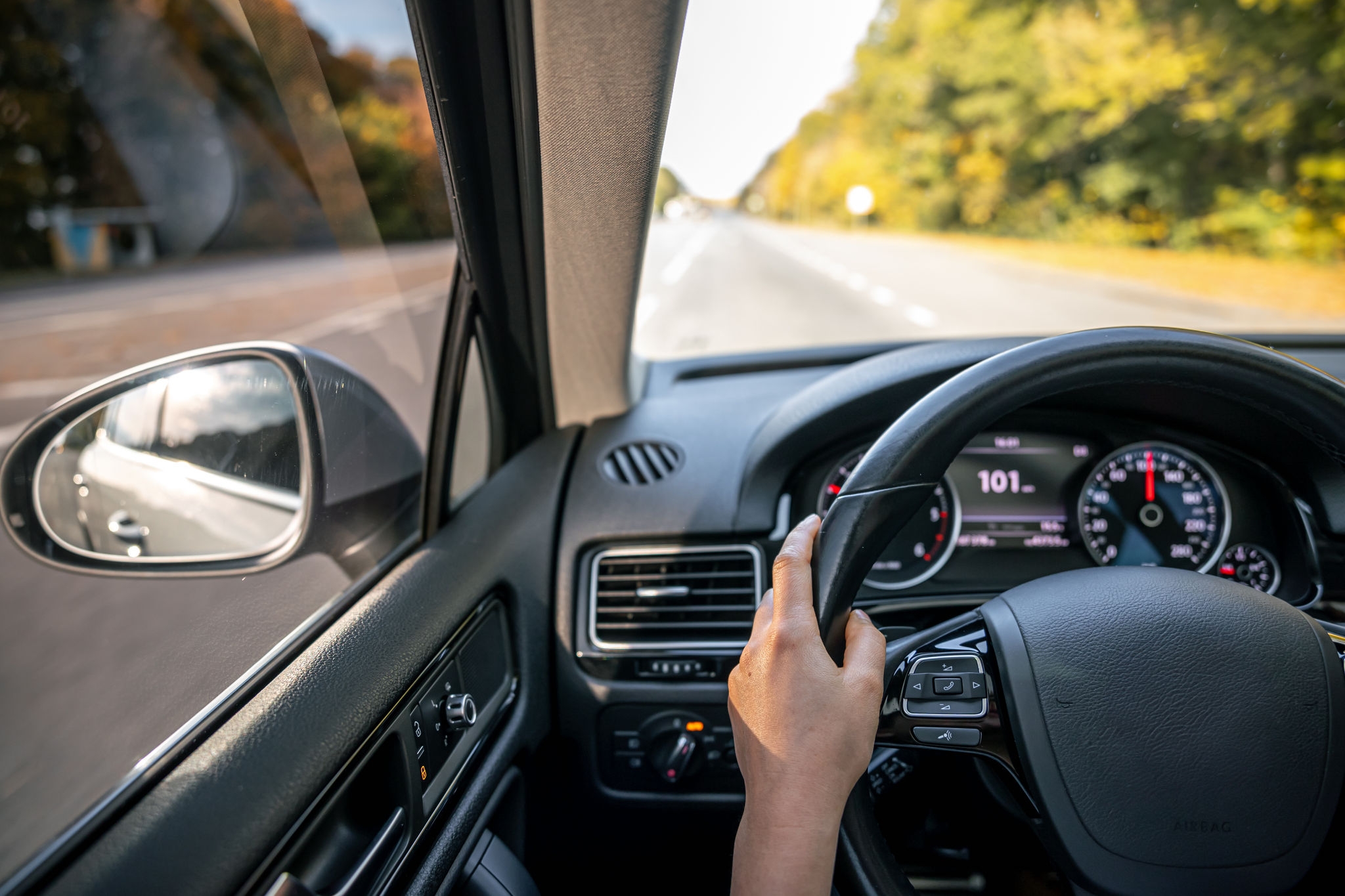 Woman driver's hands on the steering wheel inside the car. Sterzo che vibra: qual è la causa