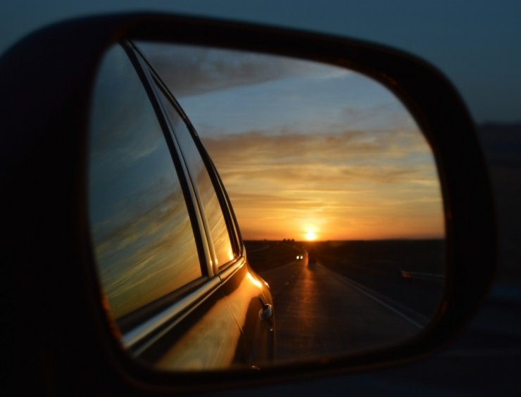 Abbagliamento da riflessi del sole negli occhi