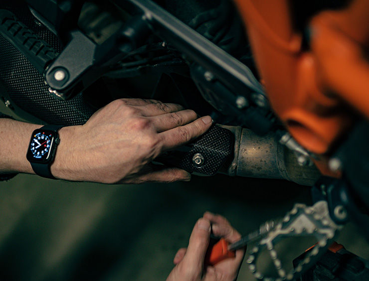un primo piano di un uomo che lavora su una moto