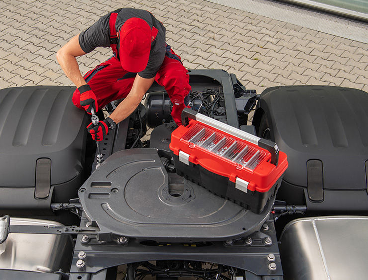 Meccanico professionista di camion che esegue la manutenzione del veicolo