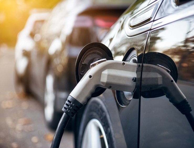 auto elettrica in ricarica