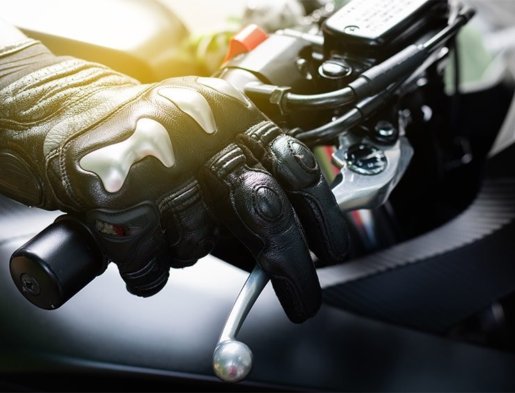 Come si effettua la frenata corretta in moto