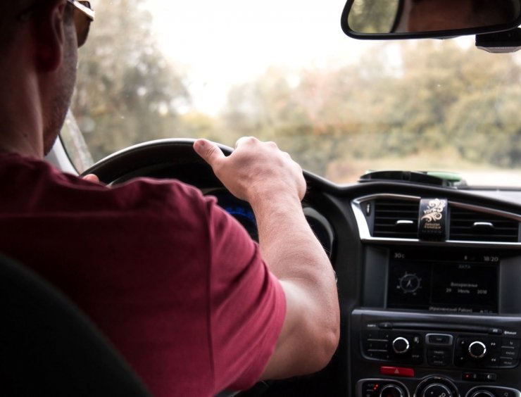 papà al volante di un'auto d'epoca