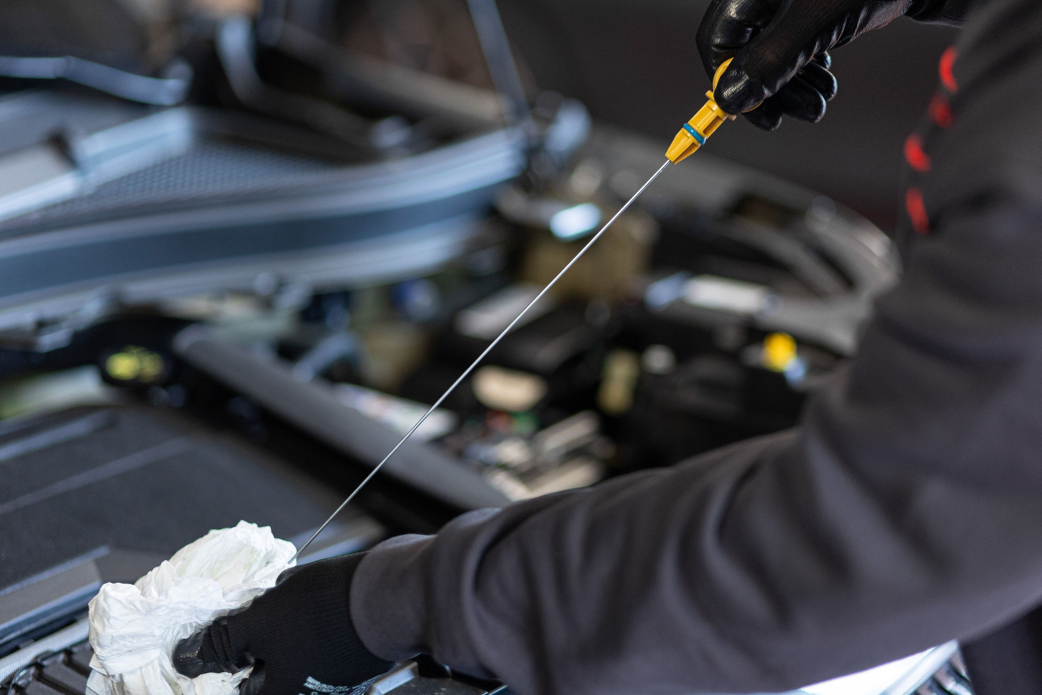 Controllo livello olio motore auto in officina