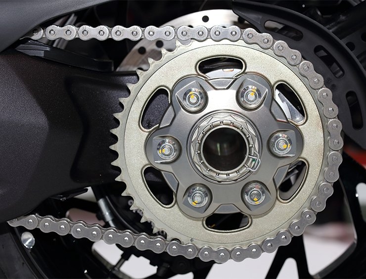 Sostituire la catena di trasmissione per moto: quando agire?