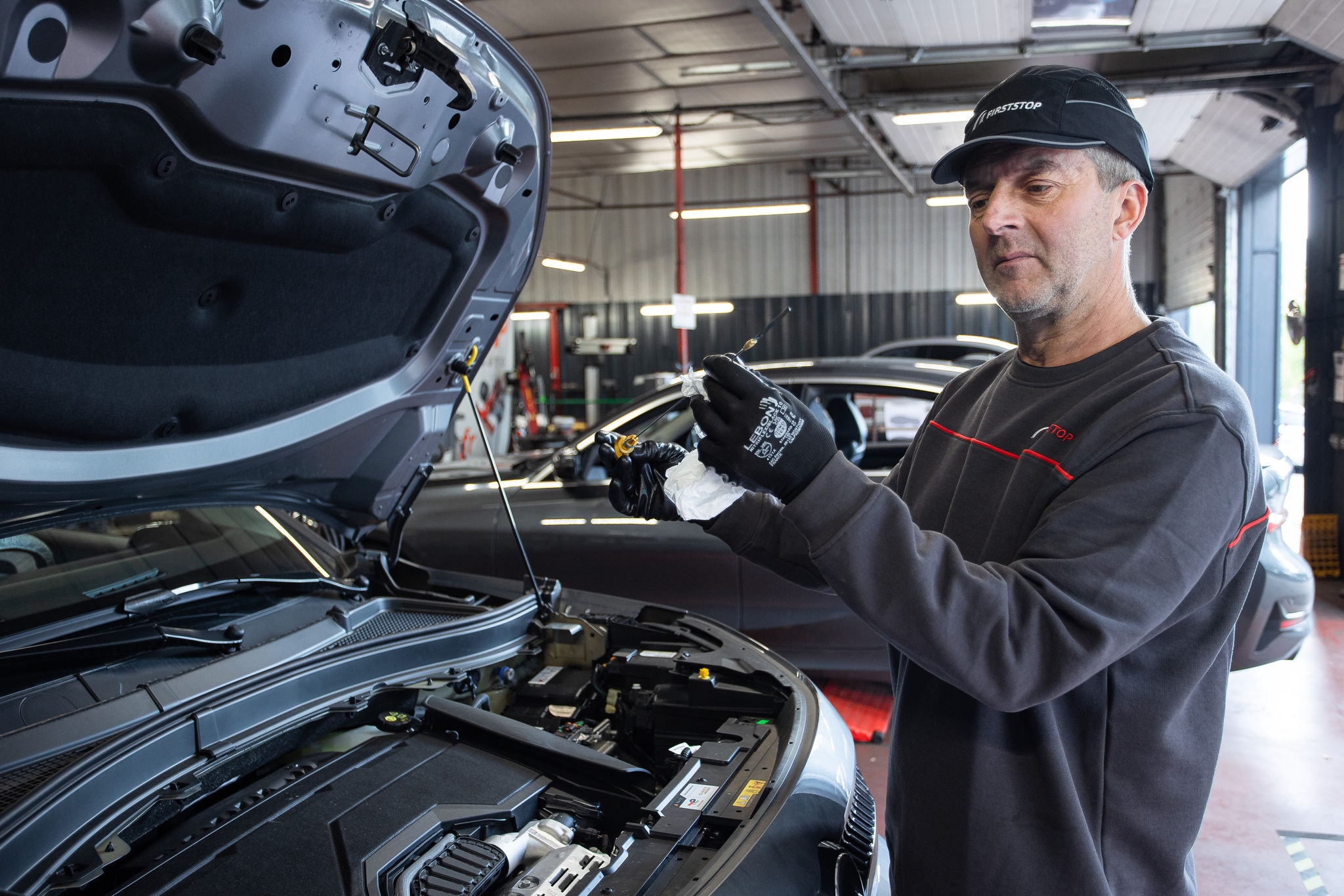 Ispezione olio motore durante manutenzione auto