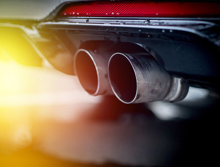 emissione gas di scarico dalla marmitta