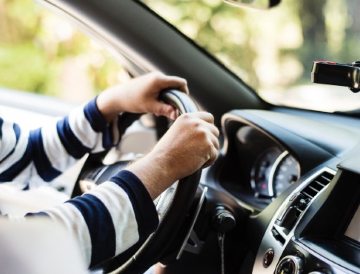 persona al volante