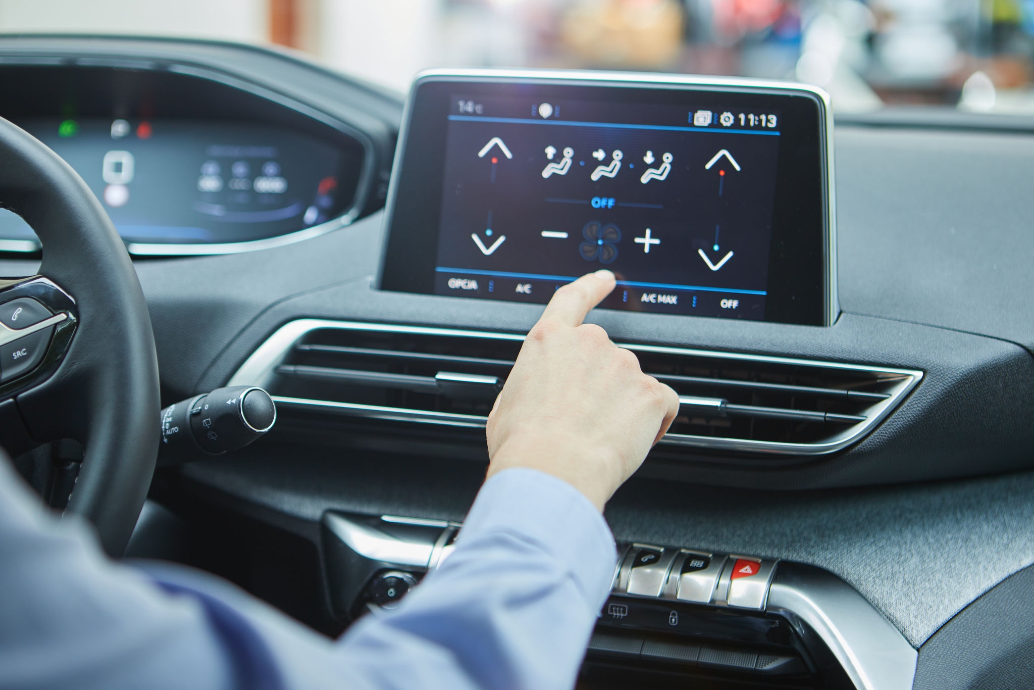 Conducente che controlla il sistema di climatizzazione di un’auto elettrica moderna