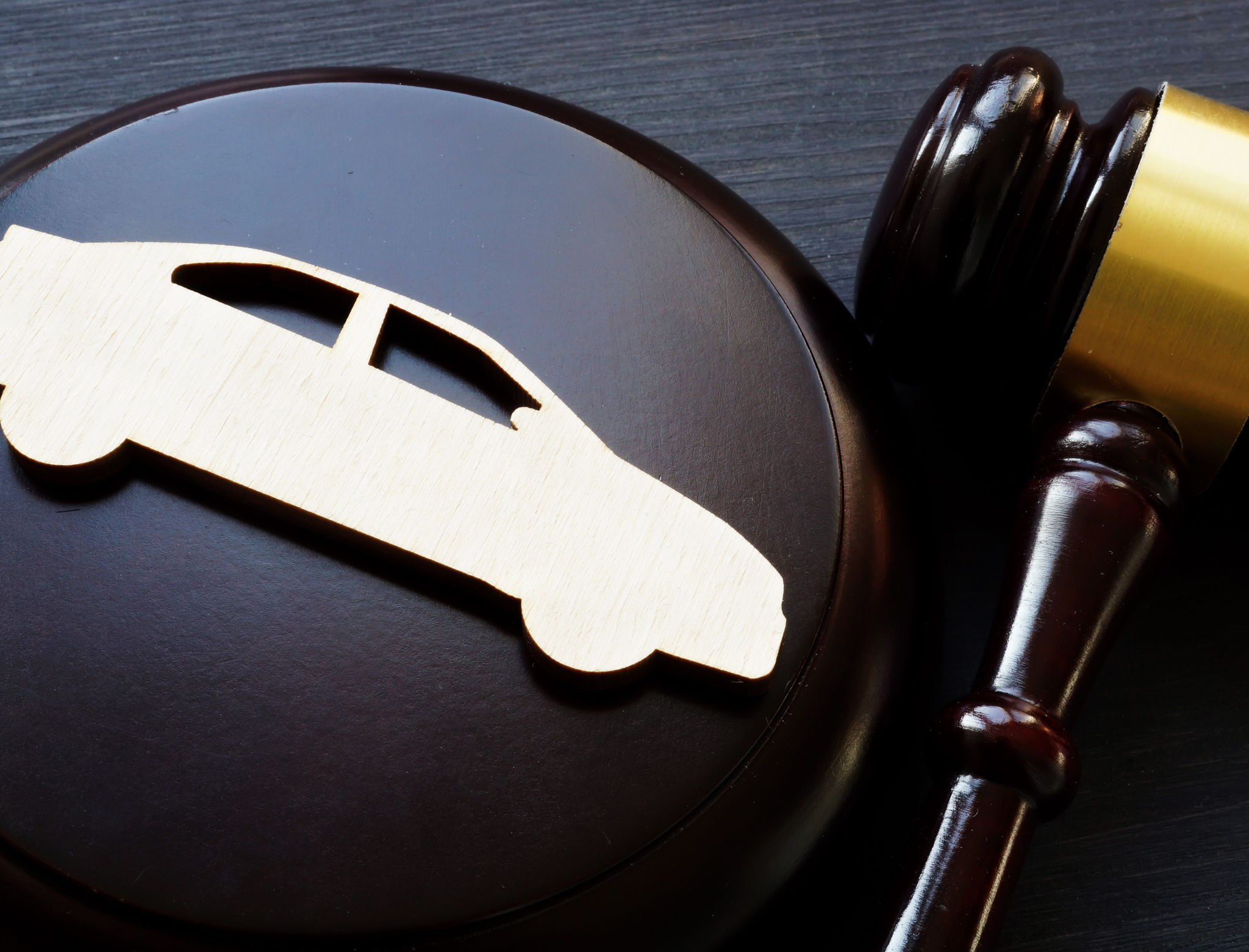 uomo consulta uno smartphone