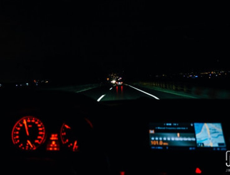 Cruscotto di un auto a notte fonda