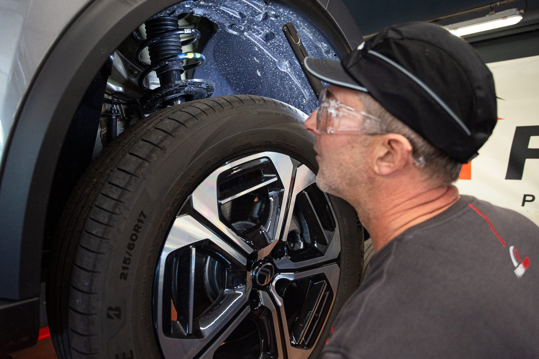 Meccanico controlla sospensione e ruota dell’auto