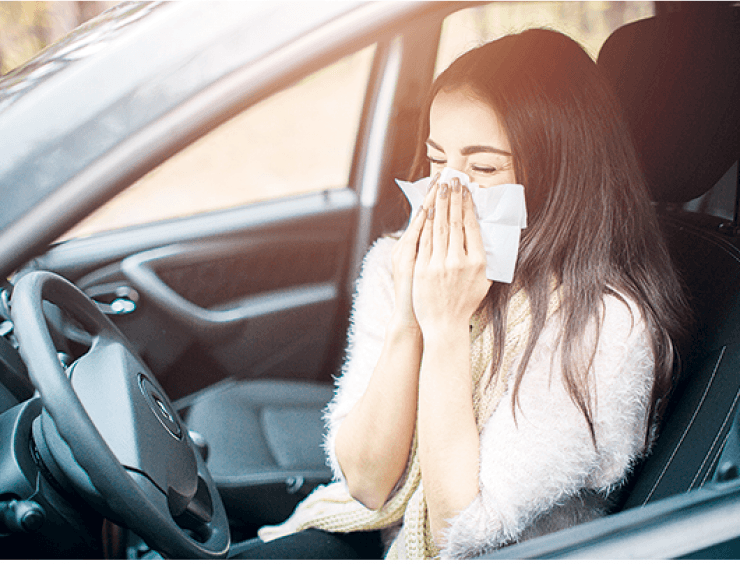 persona allergica seduta in un'auto