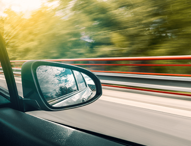 specchietto di auto in autostrada