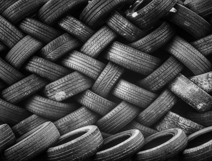 pila di gomme usate
