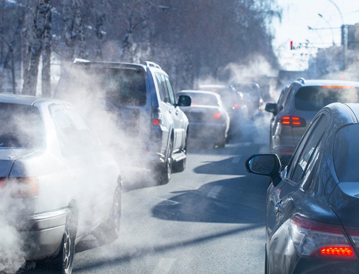 Auto inquinanti in fila
