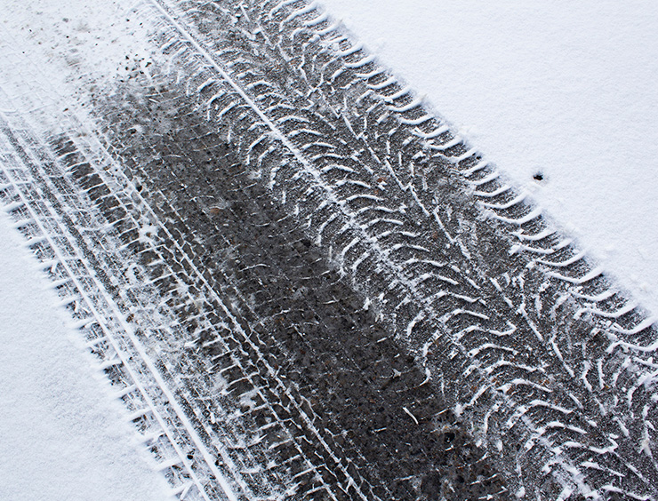 impronte di un pneumatico sulla neve