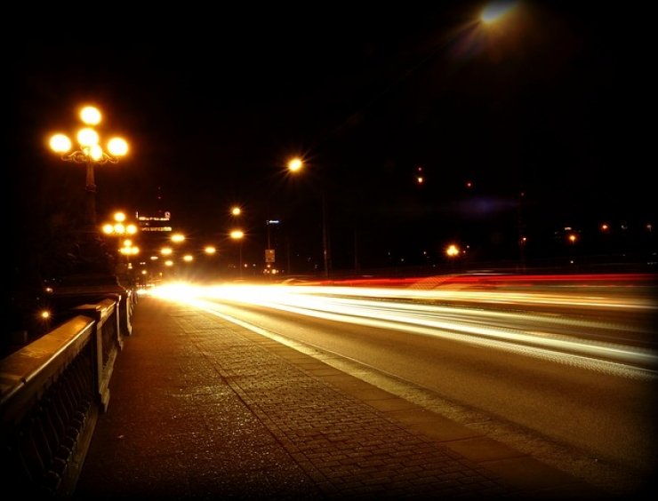 Luci di auto di notte