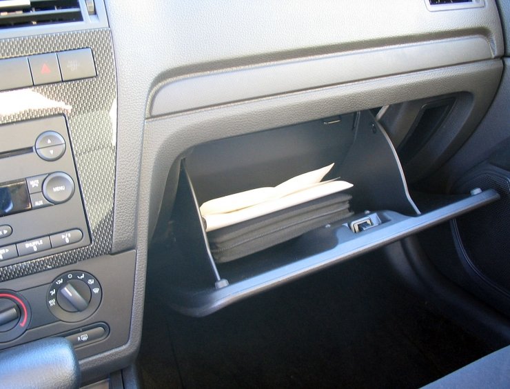 documenti dell'auto nella cassettiera