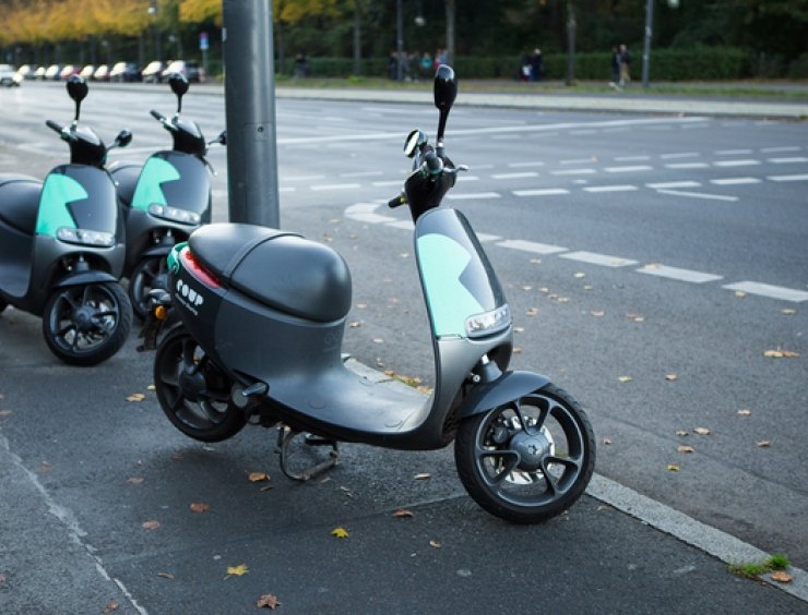 scooter da modalità condivisa parcheggiato