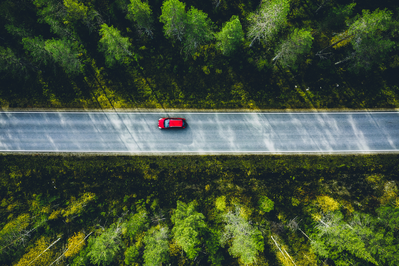 Auto in marcia in campagna
